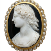 סיכת Cameo מזהב משובצת פנינים טבעיות – דיוקן קלאסי בגילוף עדין