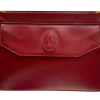 CARTIER תיק קלאץ' מעור בגוון בורדו עמוק מסדרת Must De Cartier Paris – פריט אייקוני אלגנטי